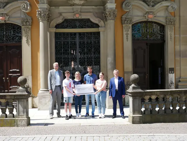 Scheckübergabe vor Rathaus